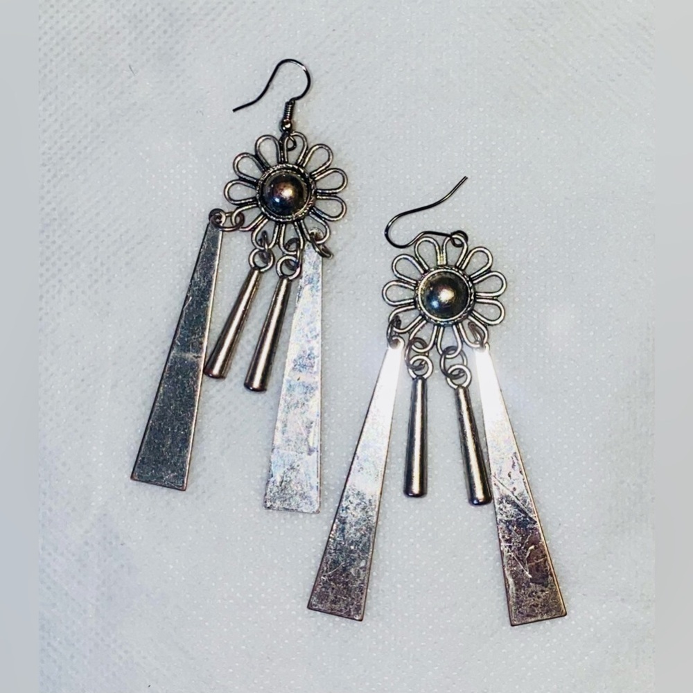 Simple earrings. Silver tone